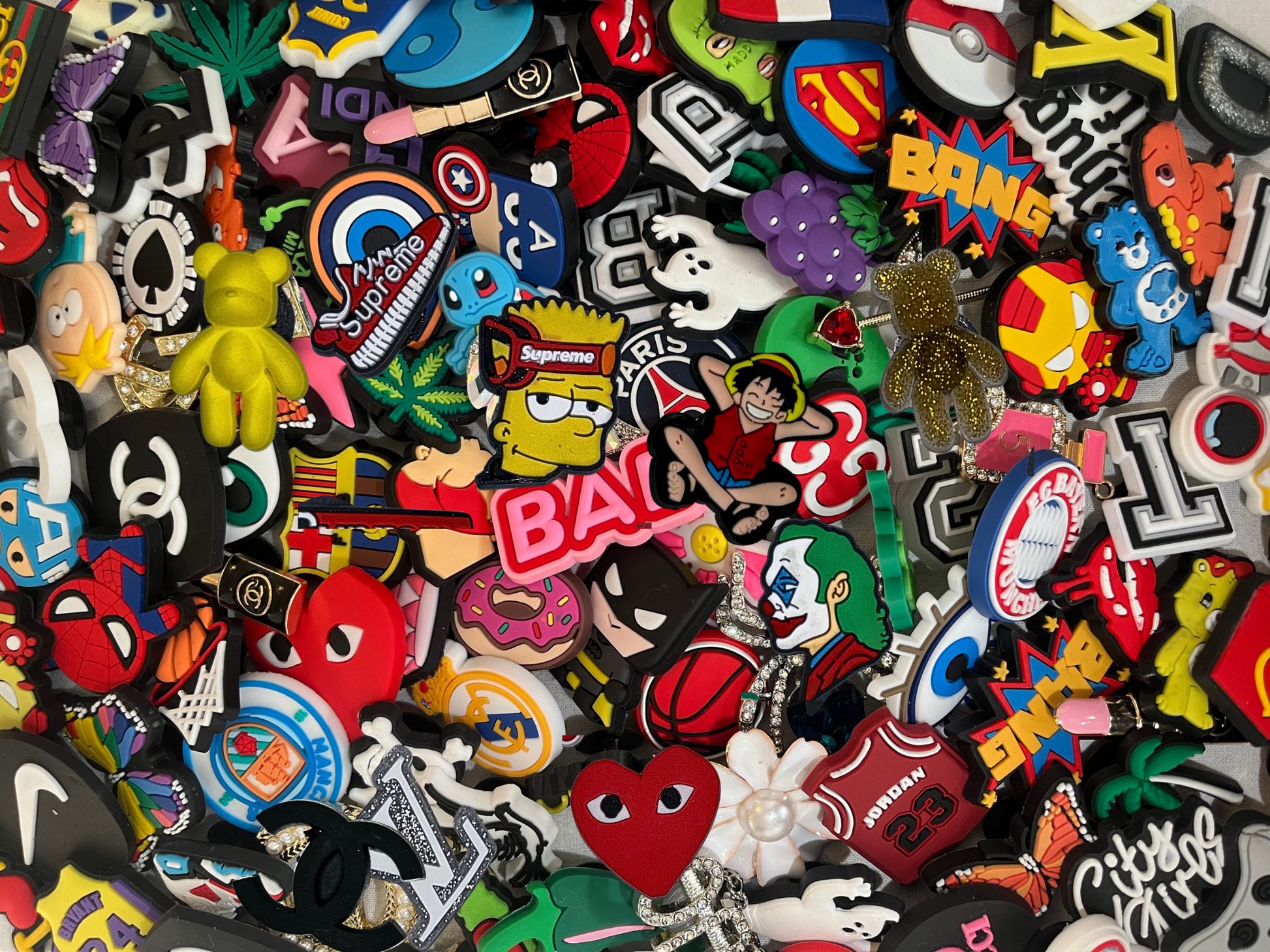 Pin's pour crocs choisi au hasard pour pas cher parmis les thèmes sport, personnage, ourson, couleur, comics