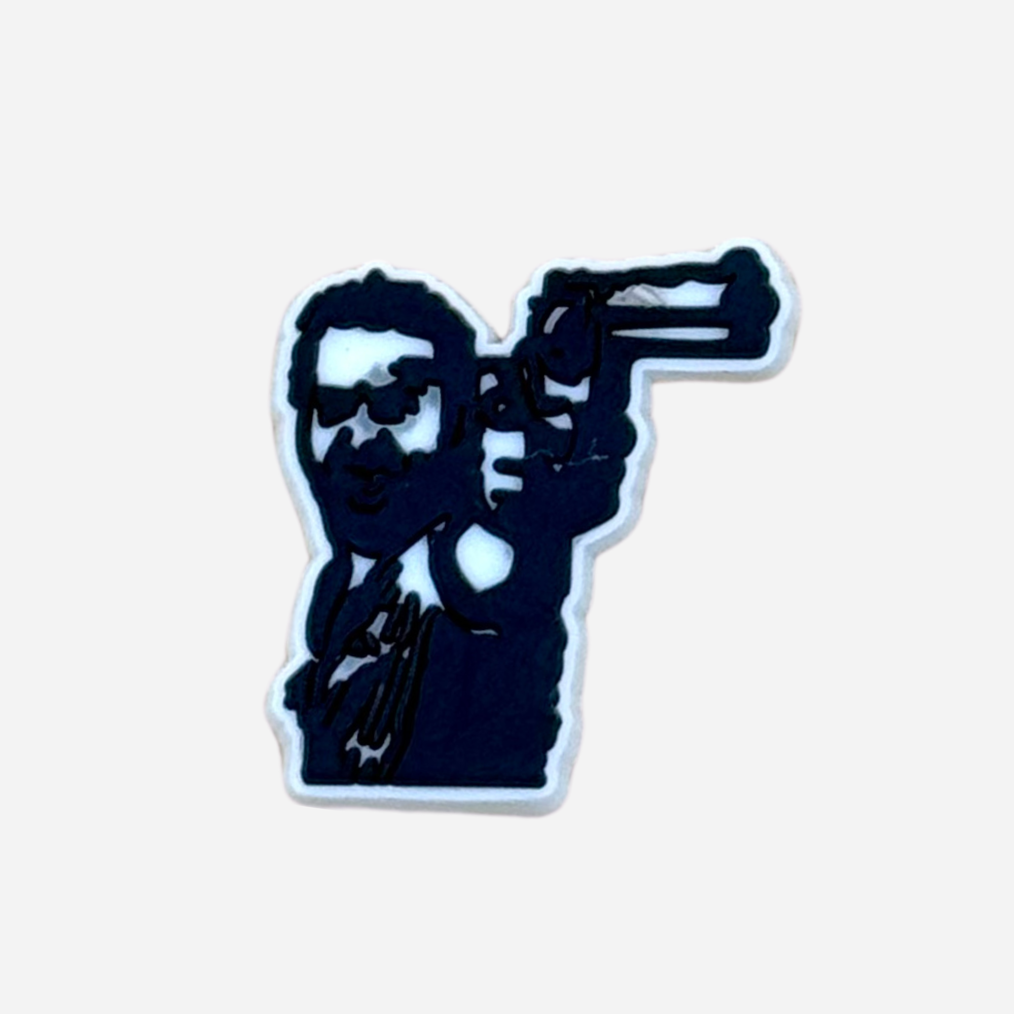 pins homme arme dans la main